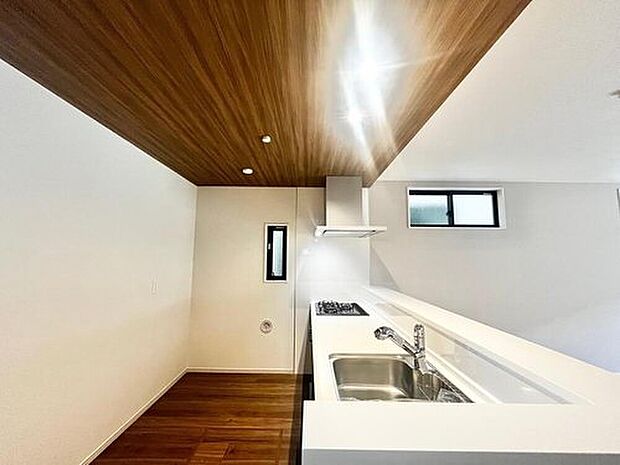 【【天井アクセントクロス】】キッチン上部はアクセントクロスを使ってインパクト大！雰囲気も変わって本当におしゃれです！