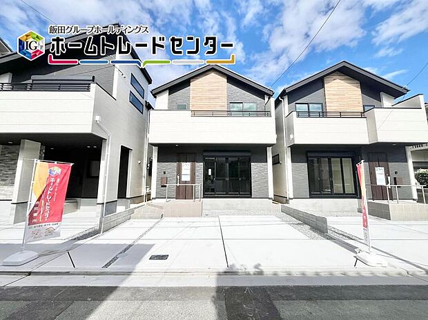 【現地外観写真】戸建のメリットは何といってもゆったり建っていること。車や自転車などおうちから出てすぐに使用可能♪