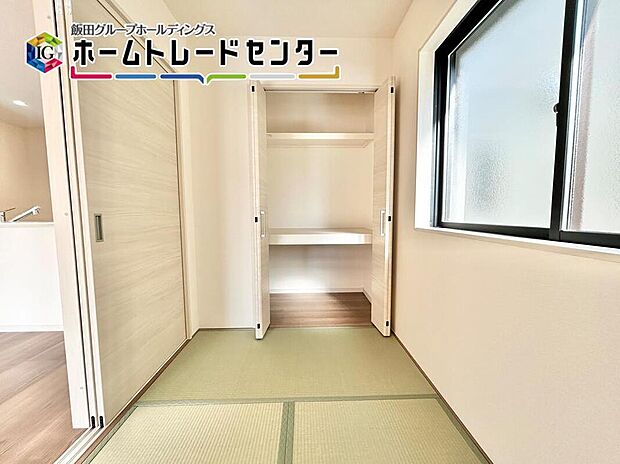 【リビング以外の居室】1部屋はあったら嬉しい畳スペース。赤ちゃんを寝かせたり、ご両親さんのお泊り部屋だったりジャングルジムを置いたりと用途は多数♪