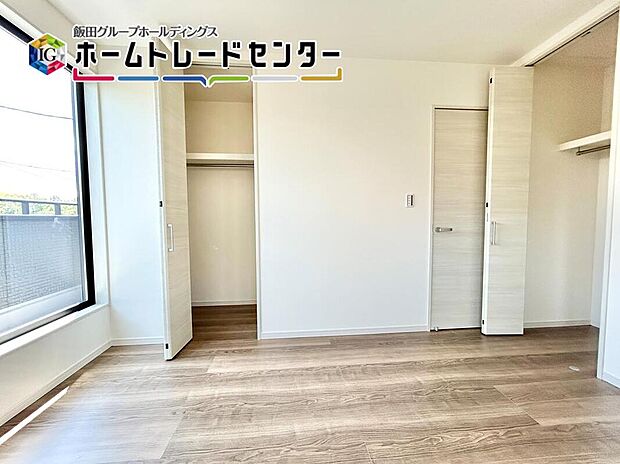 【リビング以外の居室】充分な広さの収納を備え、採光良好な洋室は、快適空間。プライベートの時間もゆったりお寛ぎ頂けそうです。