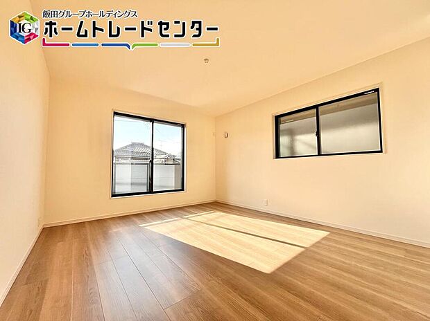 【リビング以外の居室】大きなベッドも配置できる主寝室には大型クローゼットもしっかり完備し、夫婦のお洋服もしっかり収納できますよ。