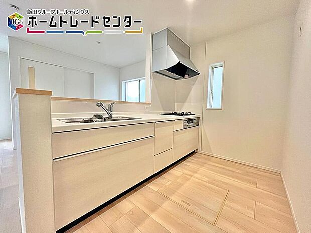 【キッチン】オープンカウンターの対面キッチンは、家事をしがらでも１日の出来事を家族とお話できるのもメリットで人気の間取りの一つです。