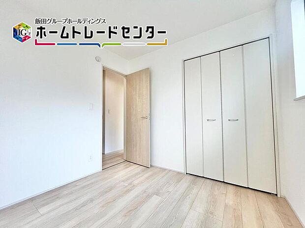 【リビング以外の居室】白を基調とした居室。明るめのフローリングですので、壁紙ともマッチし、お部屋を更に広く見せてくれる効果も。