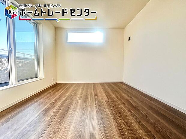 【【居室】】大きなベッドも配置できる主寝室には大型クローゼットもしっかり完備し、夫婦のお洋服もしっかり収納できますよ。