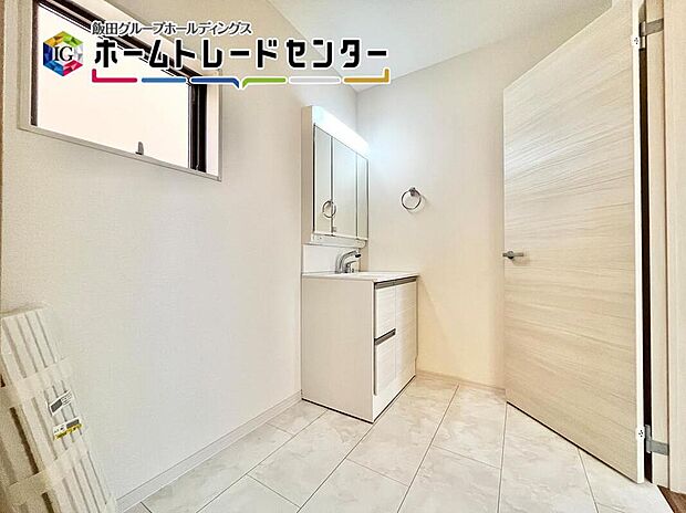 【洗面台・洗面所】毎日使うものだから清潔な空間を保ちたい水回り。洗面化粧台にはそんな願いを解消させてくれる収納アイデアが満載です。三面鏡の裏側にはキャビネットが現れ小物から背の高い物まで収納できます。