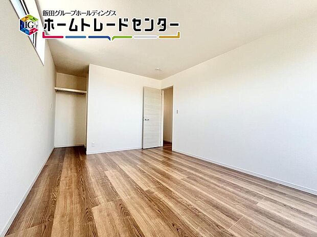 【リビング以外の居室】全居室に収納を完備しておりますので、いつでもお部屋をすっきりとお使い頂けそうです。自分好みのインテリアやレイアウトを考えるのも楽しみです。