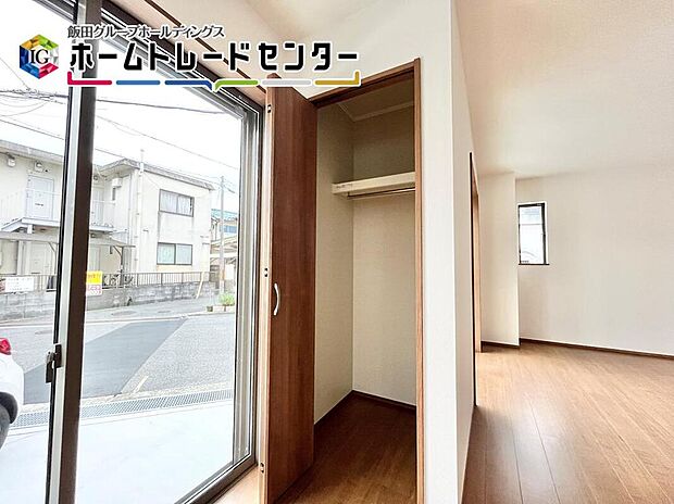 【収納】ちょっとしたところに嬉しい収納。日用品のストックや、防災備蓄品を入れるスペースとしてもぴったりです。