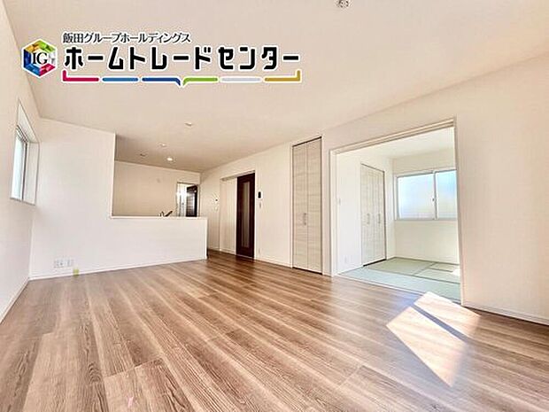 【リビング】対面キッチン採用のリビングは家族が一つになれる空間となります。お料理をしながらリビング全体を見渡すことができるのでお子様が遊んだり、勉強していても一緒に空間を共有できます。