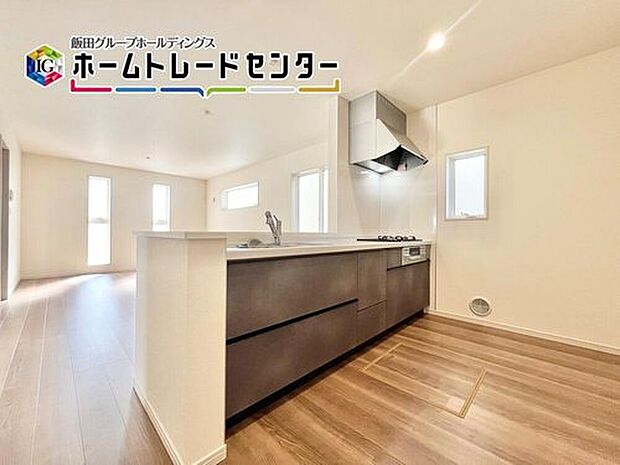 【キッチン】人気の対面キッチンは吊戸棚をなくして解放感を重視しました。リビングを見渡すことができて小さなお子様がいても安心ですよ。