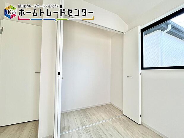 【収納】写真でも伝わる収納の奥行き！荷物の置き所には困らないでしょう。