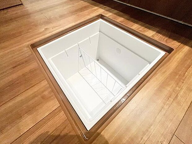 【【床下収納】】床下収納に収納することで、空いたスペースを有効に使えるようになります。