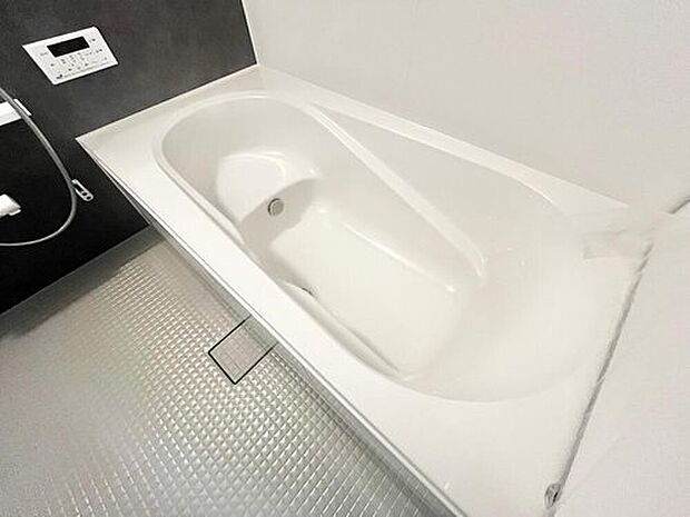 【【半身浴の出来るバスタブ】】半身浴が出来るバスタブです♪小さなお様と入浴するのも安心だし、節水にもなる便利な浴槽♪