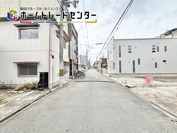 【前面道路含む現地写真】道路幅は約６ｍあるので、運転が苦手な方でも楽々駐車できます♪電柱から建物まで距離があるのは、防犯面でも良いポイントです。