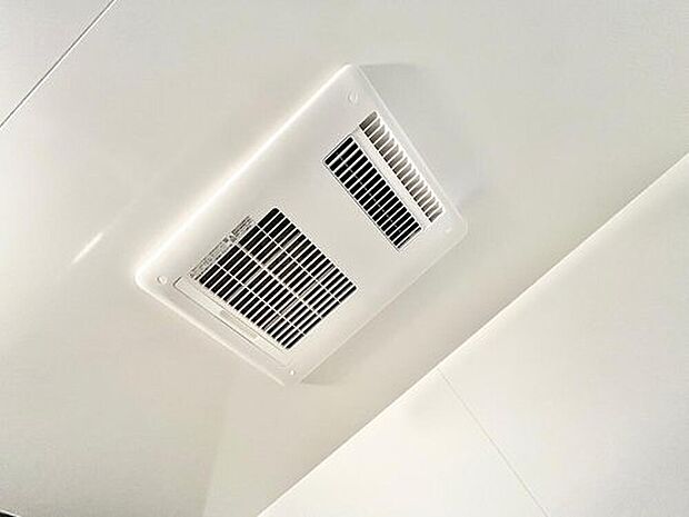 【浴室換気乾燥機】雨の日や冬場のお洗濯に嬉しい装備。洗濯物を乾かすだけでなく、入浴後に換気機能で湿気を排出できるためカビの防止にもなります。