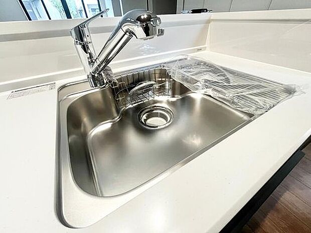 【【浄水器付きハンドシャワー水栓】】カートリッジタイプの浄水器。浄水、原水はワンプッシュで切り替えができ、見やすい大きな表示窓もあります。ノズルはシャワーヘッドになっておりお掃除も楽々です。