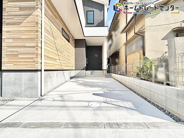 【駐車場】玄関すぐにマイカーという安心♪雨の日もストレスフリーでスムーズな荷物の出し入れができます♪