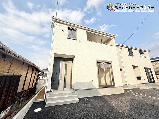 【現地外観写真】1号棟は1階に収納を設けたスペースがあり、雨の日などの洗濯スペースとしても利用可能♪プロジェクターとトレーニングマシンを置くのも♪