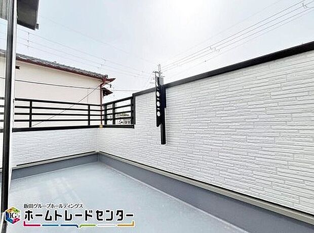 【バルコニー】南面バルコニーで日当たり良好♪奥行もあり洗濯もの干しもノンストレスです♪