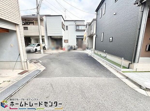 【前面道路含む現地写真】A号棟とB号棟前の道路です。
カースペースが2台分ございますので、家族分の自転車を駐輪したり、急な来客用の駐車スペースとしてもお使いいただけます。