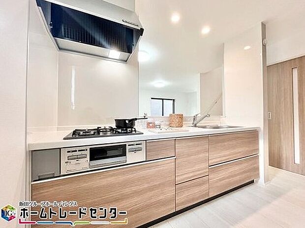 【キッチン】キッチンには床下収納庫も完備。買い置き品を収納するのはもちろんだけど、おうちのメンテナンスには欠かせない一つ。これがあれば床下のメンテは安心です。