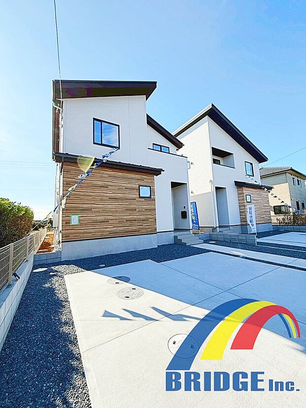 外観　別角度
落ち着いた色合いでスタイリッシュな邸宅