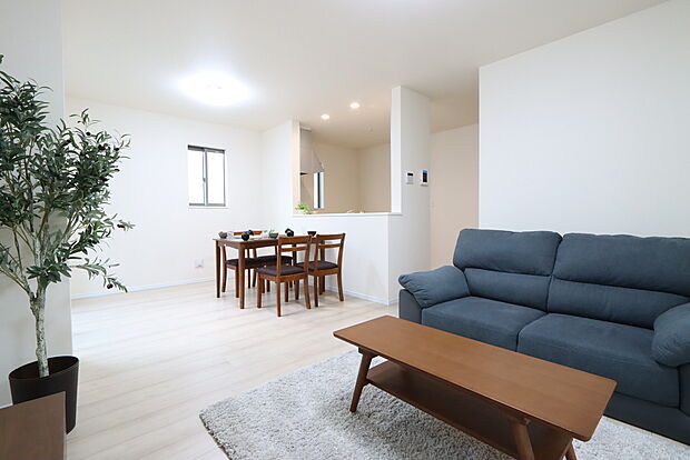 【リビング】
インテリアショップで見掛けた「あの家具」も置ける、ゆったりとした空間。時に広さが上質な寛ぎの時間になる事も。K号棟