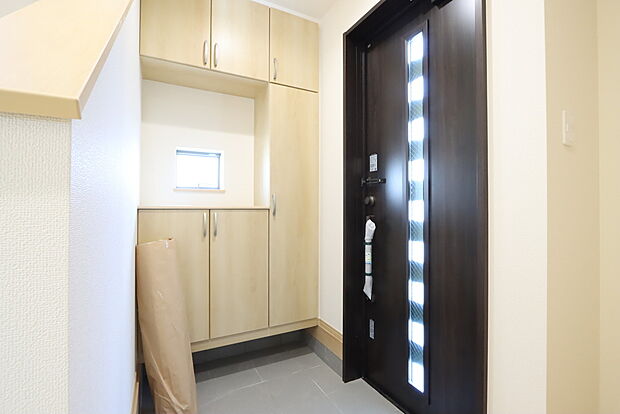 シューズボックス(下駄箱)
大型のシューズボックスには靴やブーツ、サンダルはもちろん、ハンカチや手袋、バック類などのお出かけ用品、印鑑や朱肉なども収納可能です。 H号棟