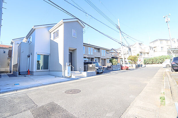 閑静な住宅街に位置しております。周辺には、美しい緑道や、幼稚園や保育園、小中学校も整い、子育て環境にも安心な環境が待っております。この邸より11分圏内に揃う生活利便施設は生活に潤いを齎せてくれます。