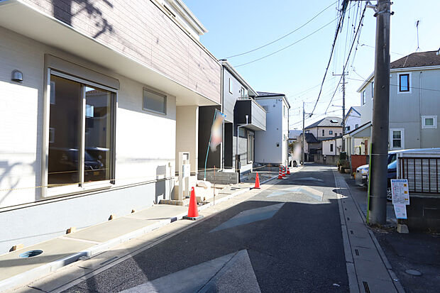 前面道路は約4mの公道に面しております。敷地内に駐車スペースも確保しており、お車の出し入れもしやすく日々の生活にも便利です。