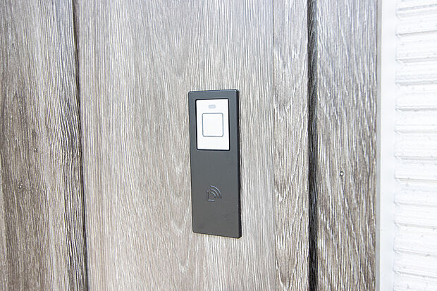 【スマートキー】スマートキーの良い点は、鍵穴にキーを刺さなくても簡単に開け閉めできるところと、キーを紛失してもキーの情報をドア本体で簡単に書き換えできるなど防犯性の高い点です。