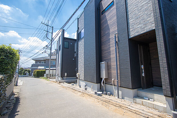 【前面道路、東側公道4m 2号棟】車通りの少ない閑静な住宅街に立地。小さいお子さんがいるご家庭でもご安心いただけます。