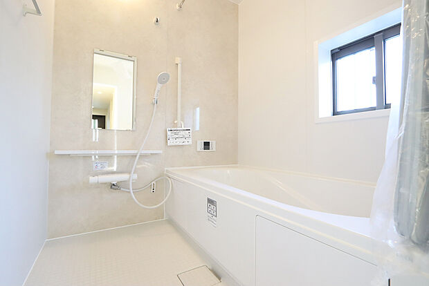 【オートバス 一坪サイズの浴室】パネルからワンタッチで自動的にお湯張りができる設備。お風呂のお湯がたまったかどうかいちいち浴室へ確認に行かずにすみ、うっかりお湯を溢れさせてしまうこともなくなります。