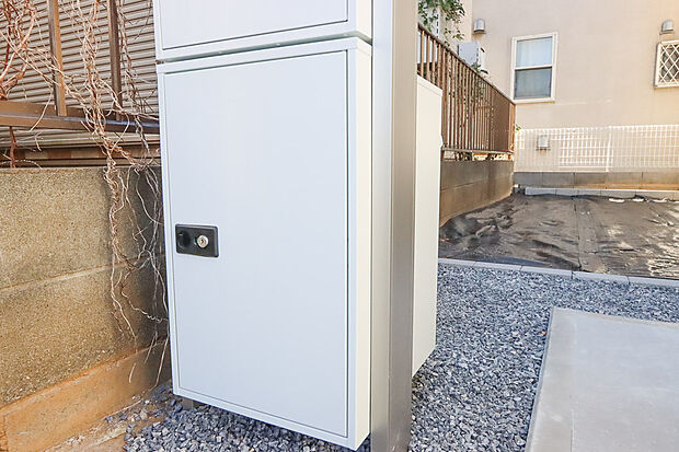 【宅配ボックス付き機能門柱】好きな時間にいつでも荷物を受取れるため、到着時間を気にして自宅で待機したり、再配達の連絡をする手間がかかりません。共働きなど不在が多い方、ネット通販の利用が多い方に大変便利。