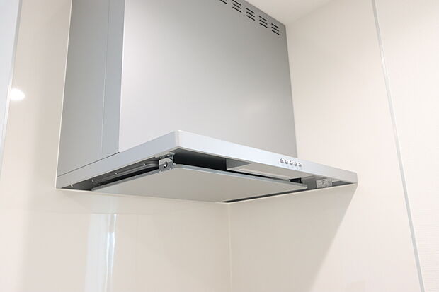 【スリムレンジフード】お手入れを極力省けるように工夫した、スリム型レンジフード。機能性やキッチンをスッキリ見せるデザイン性も魅力です。