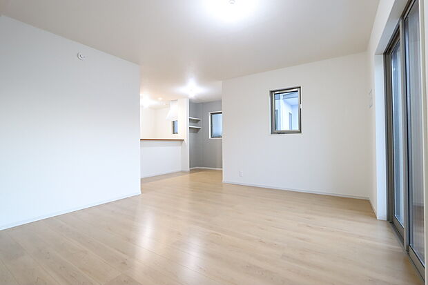 【2号棟 陽光あふれる窓の配置】光と風があふれる開放的なリビングダイニングには自然と家族みんなが集まってきます。明るく穏やかな空気のなかで飲んだり、食べたり、笑ったり。