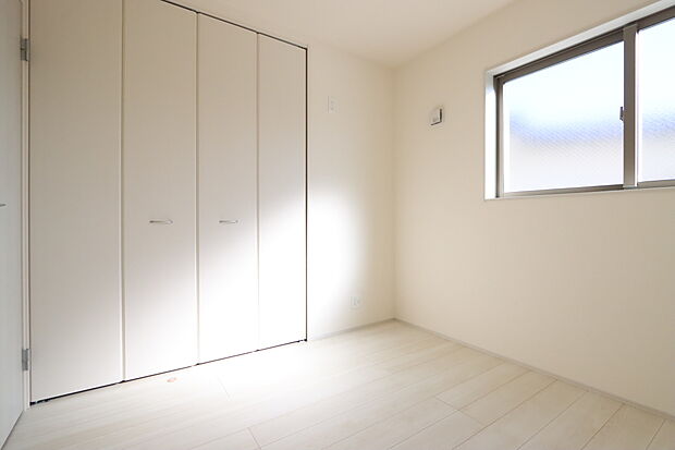 【3号棟洋室】各居室には収納スペースを備えております。衣類や季節物などもすっきり整理でき、お部屋を広く快適にお使いいただけます。