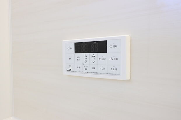 【オートバス】パネルからワンタッチで自動的にお湯張りができる設備。お風呂のお湯がたまったかどうかいちいち浴室へ確認に行かずにすみ、うっかりお湯を溢れさせてしまうこともなくなります。