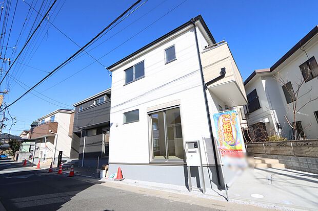 【3号棟外観】明るく清潔感のある外観デザイン。周囲の街並みにも自然と馴染み、落ち着いた住環境の中で新しい暮らしをスタートできますね。