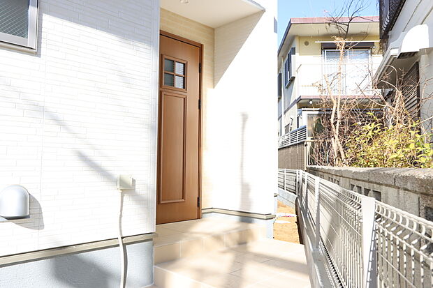 【3号棟玄関】温かみのあるカラーリングが印象的な玄関スペース。住まいの第一印象を決める空間として、家族や来客をやさしく迎え入れてくれる落ち着いた雰囲気が広がっています。