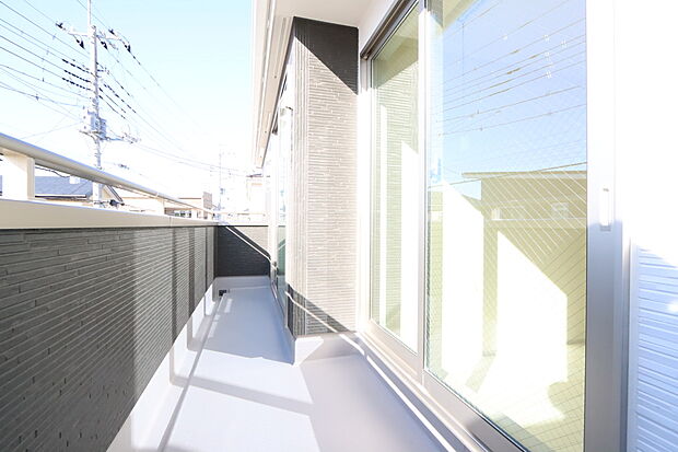 【2号棟バルコニー】心地よい陽光と風を感じられるバルコニー。洗濯物星にも便利で、日常の暮らしにゆとりをもたらしてくれる空間です。