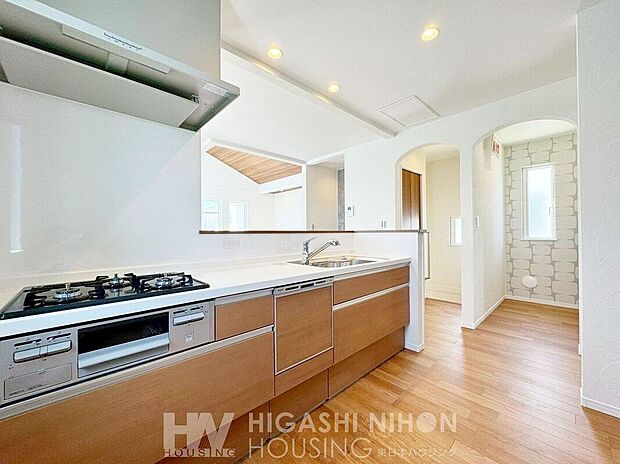 対面キッチンは目線の先が空間の広がりのあるリビングやダイニングなので、開放感を感じられます。また、作った食事をそのままダイニングに運びやすく配膳が効率的になります。