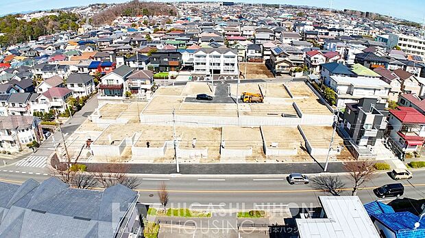 ドローンで物件の魅力をご紹介しております。閑静な住宅街に囲まれ、周りには緑の多い住宅環境です。