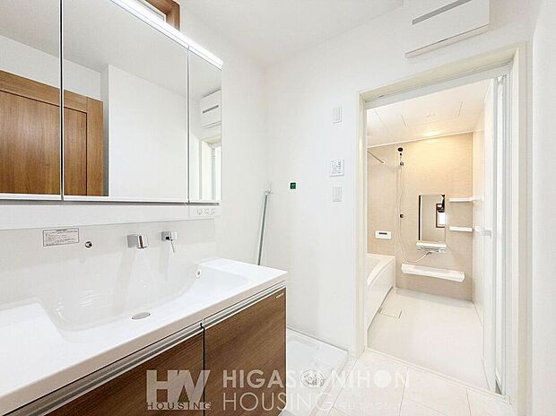 三面鏡の多くは裏面に収納スペースがついており、歯ブラシやヘアケア用品、スキンケア用品などを収納できます。また鏡部分が扉になっているため、収納した小物類を隠せるのもうれしいポイントです。