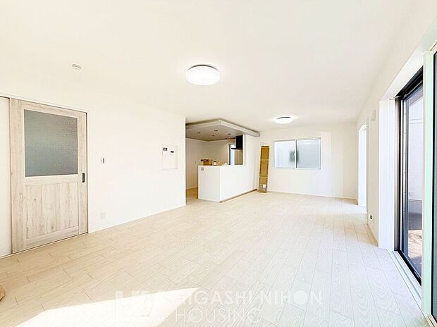 対面キッチンの間取りはオープンキッチンと呼ばれ開放感があります。明るいリビングダイニングは食事タイムも家族団らんのひとときも、ゆったりと寛いで過ごしていただけます。