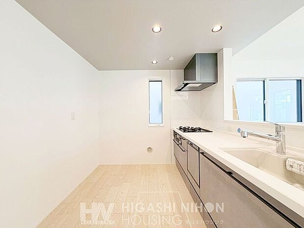 システムキッチンは設備が一体化していることで統一感があり、スッキリとした印象を与えてくれます。キッチンがスッキリしていると空間全体が広く感じられ、開放感が出るのも利点でデザイン性も機能性も高いです