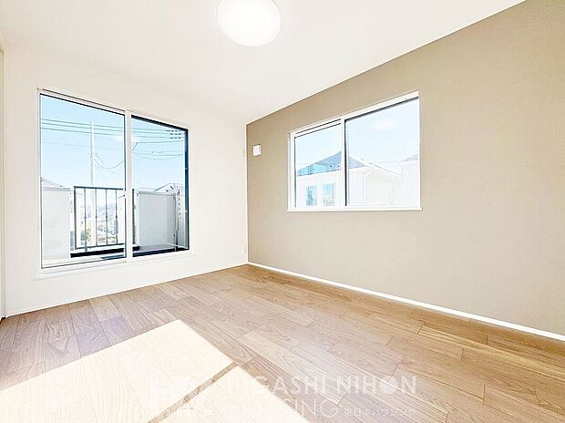 バルコニーからやさしい光が差し込む、明るく心地よいお部屋。朝の身支度やおうち時間も、自然光に包まれて気分まで晴れやかに。