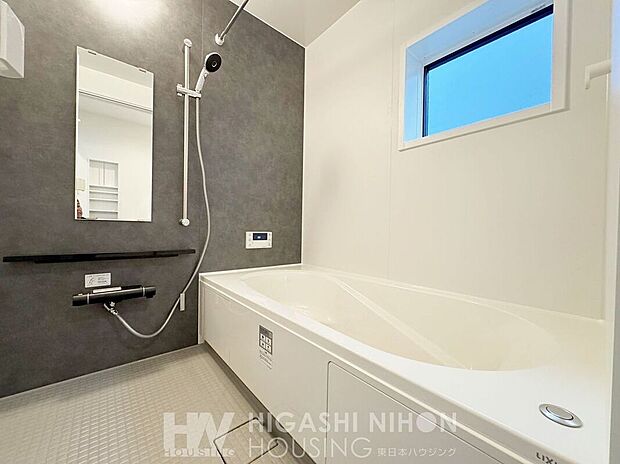 【バス】体だけでなく心の疲れも洗い流してくれるバスルーム。洗濯物を乾かす乾燥機能や、カビを抑制する換気機能を備え、雨の日に便利です。また、寒い時期には暖房機能で快適に入浴できます。