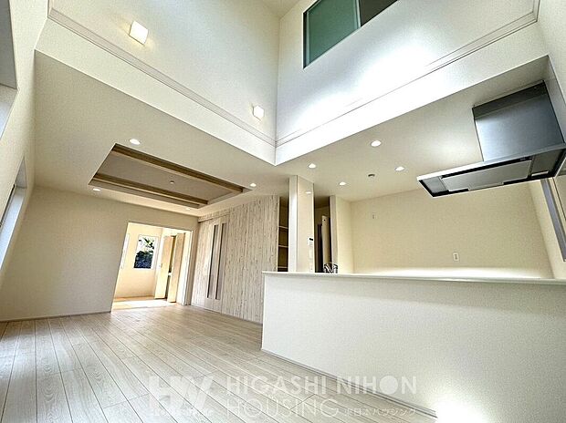 【建物プラン例 (内観写真)】施工例(リビング)建物プランのご提案や完成事例のご案内を通して、理想の暮らしを具体的にイメージいただけます。お気軽にお問い合わせください。