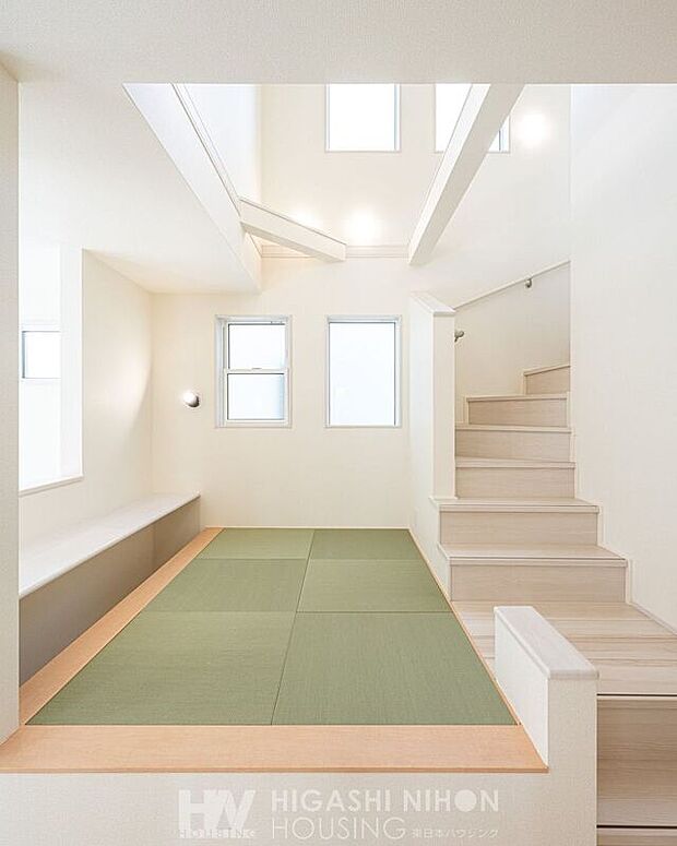 【建物プラン例 (内観写真)】施工例(畳コーナー)段差を活かした小上がりのタタミスペースは、くつろぎの空間としても収納スペースとしても活躍。お子様の遊び場や読書のひととき、ちょっとした昼寝にもぴったりです。