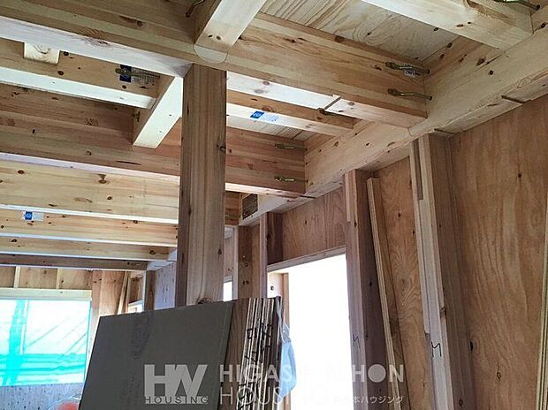 【構造】建築基準法のたわみ制限1/250以下に対し、倍以上の1/600を基準。たわみが大きいほど、歩いたりした時に、違和感が生じます。お客様に永く住んでいただくからこそ、当社はそこに厳しい基準を設けています。